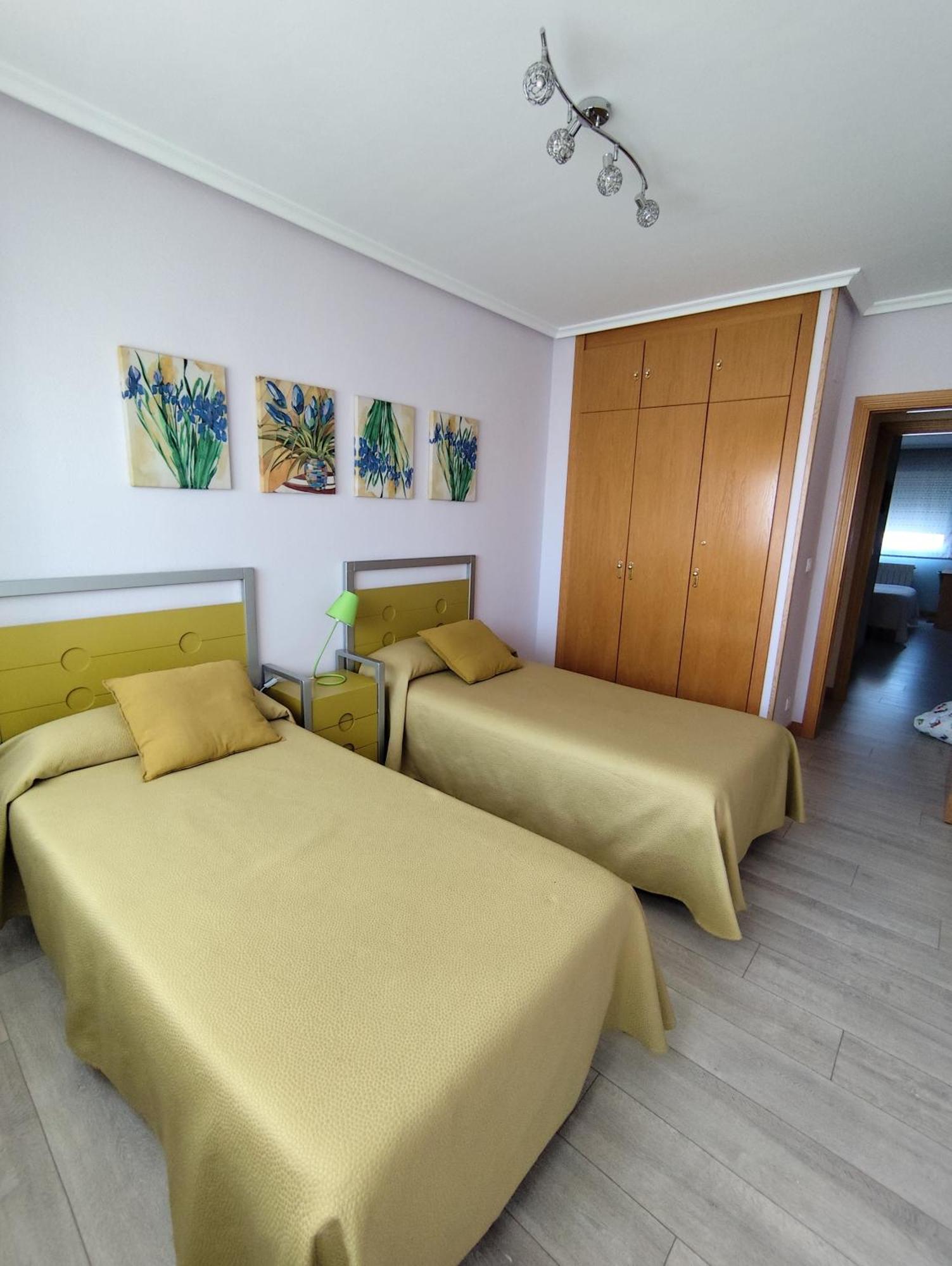 Apartamento De Tres Dormitorios Con Garaje Y Todos Los Servicios Cerca Burgo Eksteriør billede